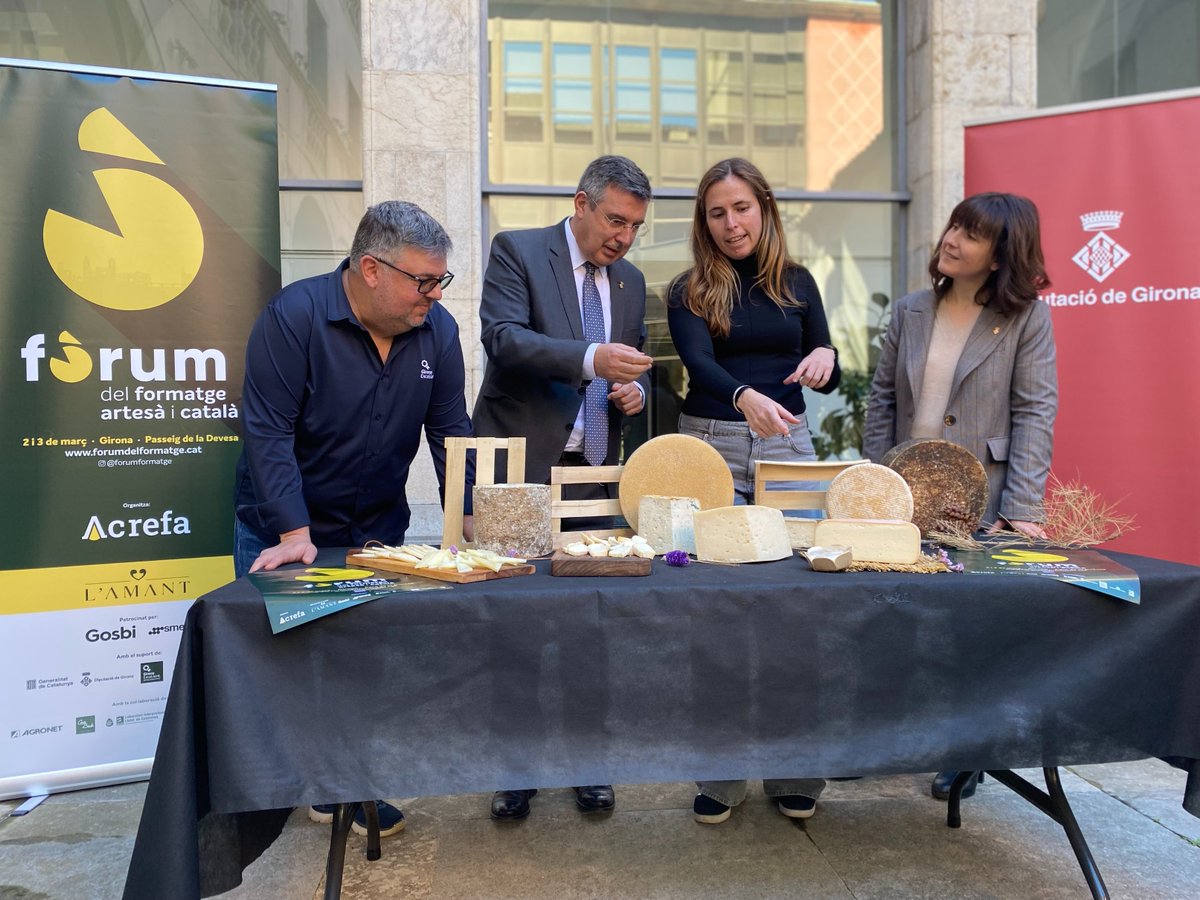 DiputacioGirona's tweet image. 🧀Presentem, a la seu de la #DdGi, el #FòrumFormatge, que tindrà lloc els dies 2 i 3 de març

6⃣ espais temàtics
5⃣0⃣ formatgeries de Catalunya
📍Devesa de #Girona

🎙️Amb el president, Miquel Noguer i la diputada de @ExcellentGirona, Vanessa Peiró
👀👉bit.ly/48vx3SP