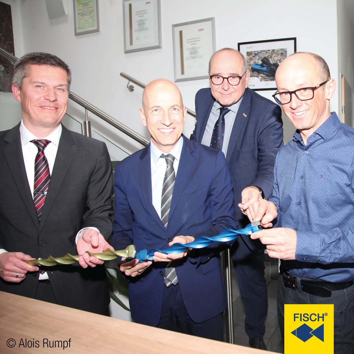 An exciting day at FISCH®-Tools! 🌟 Federal Minister Martin Kocher and guests from business and politics explored our high-tech production. As market leaders, we rely on tradition, innovation and apprenticeship training. 💼✨