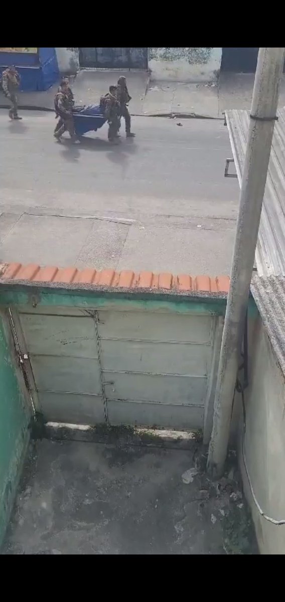 nun0796545's tweet image. Urgente:corpo e carrregado por policiais do bope na localidade do capital,no cpx do alemão.#complexodoalemao #penha #bope #complexodoalemao