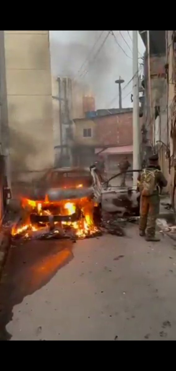 nun0796545's tweet image. Urgente:corpo e carrregado por policiais do bope na localidade do capital,no cpx do alemão.#complexodoalemao #penha #bope #complexodoalemao