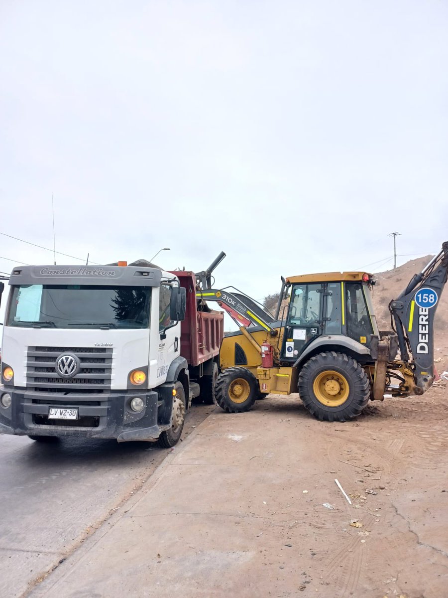 munilaserena's tweet photo. #LIMPIEZA
✅🚜 Con retroexcavadora nuestros equipos de Servicio a la Comunidad y Delegación Municipal de Las Compañías trabajan en la limpieza y retiro de microbasural en calle Gaspar Marín, frente a Villa El Parque.
#laserena #microbasural #lascompañías #servicioalacomunidad https://t.co/dpoOgLX6gY