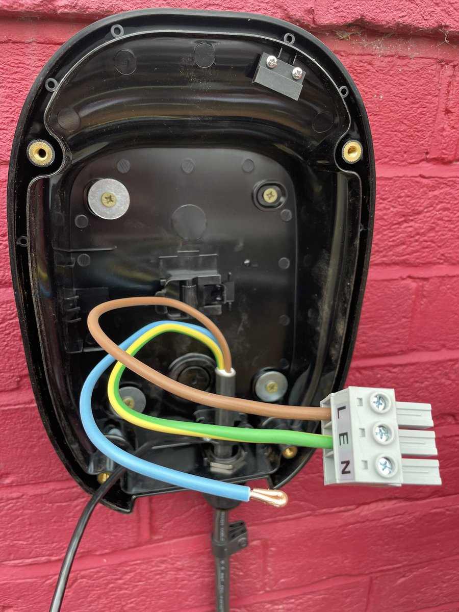 GoSmart_'s tweet image. thank you @syncev_uk this is the first time I’ve seen a 3pin terminal for a mains cable. Very convenient.