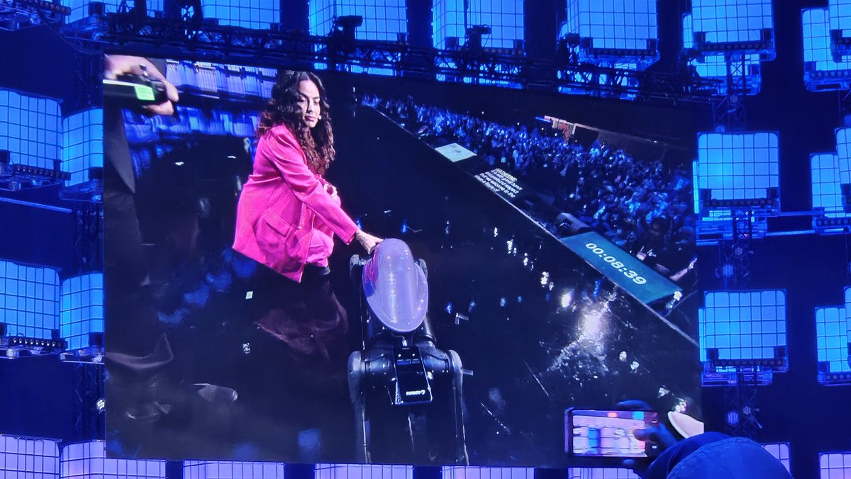 Michael Riedl (@_michaelriedl) on Twitter photo Live from Web Summit Doha: the first time that a chimera, half machine, half animal, analyses smell live 🐶🤖👃 Live from Web Summit Doha: the first time that a chimera, half machine, half animal, analyses smell live 🐶🤖👃