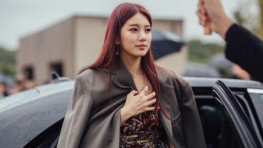 Tine101094's tweet photo. Suzy’s appearance in Fashion Week will always be legendary, she’s the epitome of elegance! https://t.co/CzIHHToTjM
