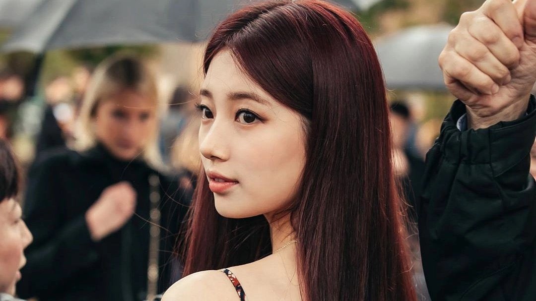 Tine101094's tweet photo. Suzy’s appearance in Fashion Week will always be legendary, she’s the epitome of elegance! https://t.co/CzIHHToTjM