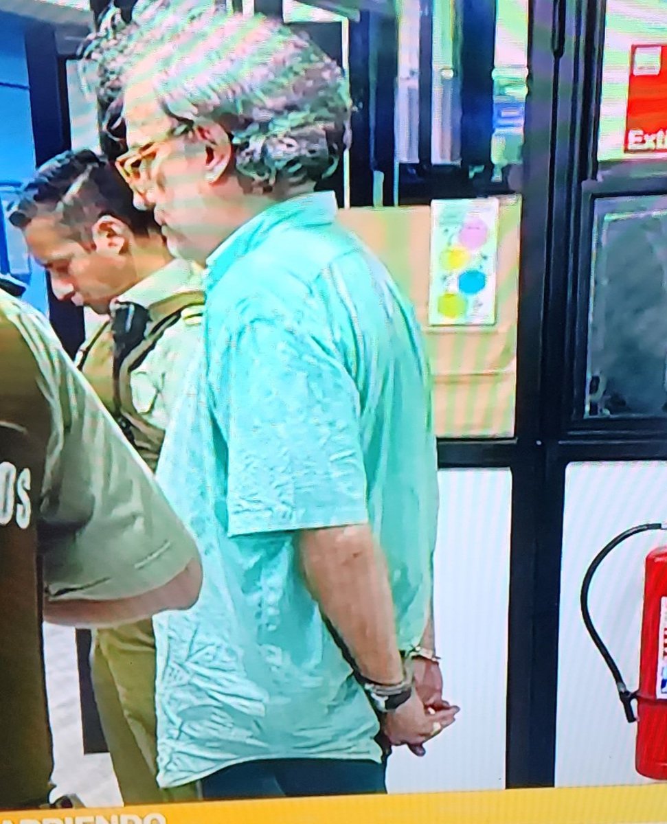 TJH ex diputado y ex candidato presidencial con menor votación histórica, esposado por agredir al arrendador del Depto. que dejó con una deuda millonaria.
"Reportaje de Contigo en la Mañana" CHV.
Descartan fuga en bicicleta.