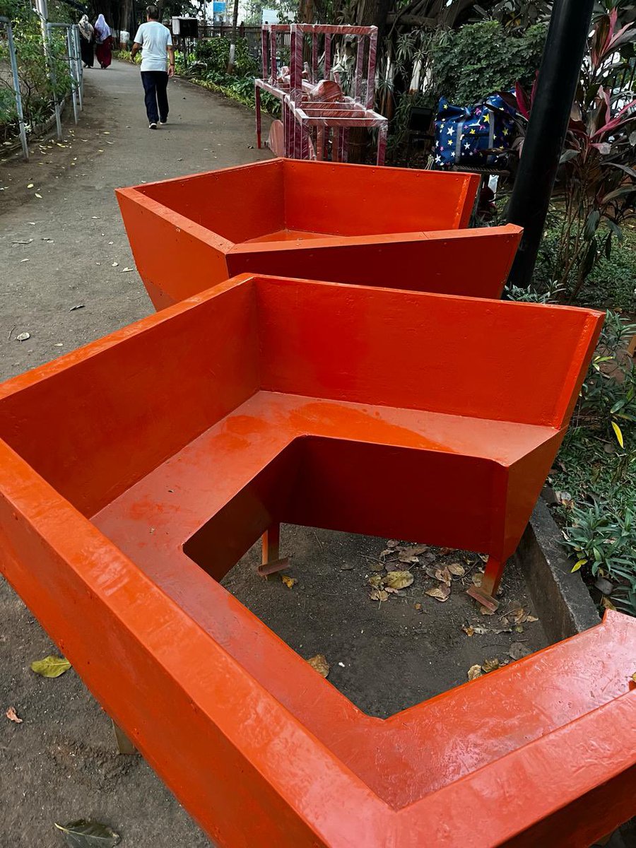 PriyankaKamat19's tweet photo. I observed that the track is poorly maintained. The track has literal potholes This can make anyone fall and suffer painful injuries. Resources are spent on unnecessary items instead of repair. Dhote Udayan. 
@mybmcGardens @mybmcWardGN @mybmc https://t.co/DFv9wHj8QV