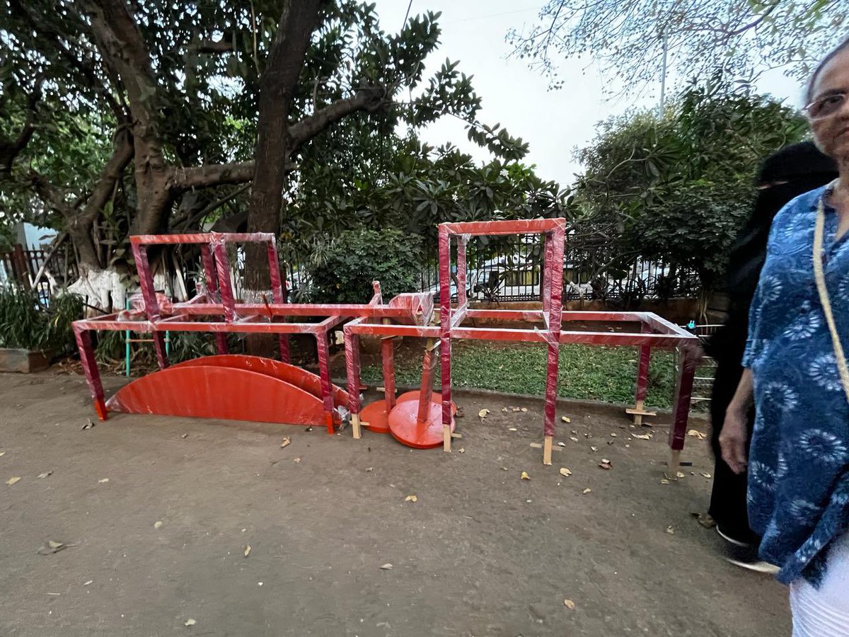 PriyankaKamat19's tweet photo. I observed that the track is poorly maintained. The track has literal potholes This can make anyone fall and suffer painful injuries. Resources are spent on unnecessary items instead of repair. Dhote Udayan. 
@mybmcGardens @mybmcWardGN @mybmc https://t.co/DFv9wHj8QV