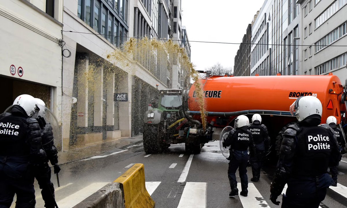 YourAnonNews's tweet photo. Protesting farmers douse riot cops with liquid manure https://t.co/dryqiNrgjP https://t.co/FsZr1YERAW
