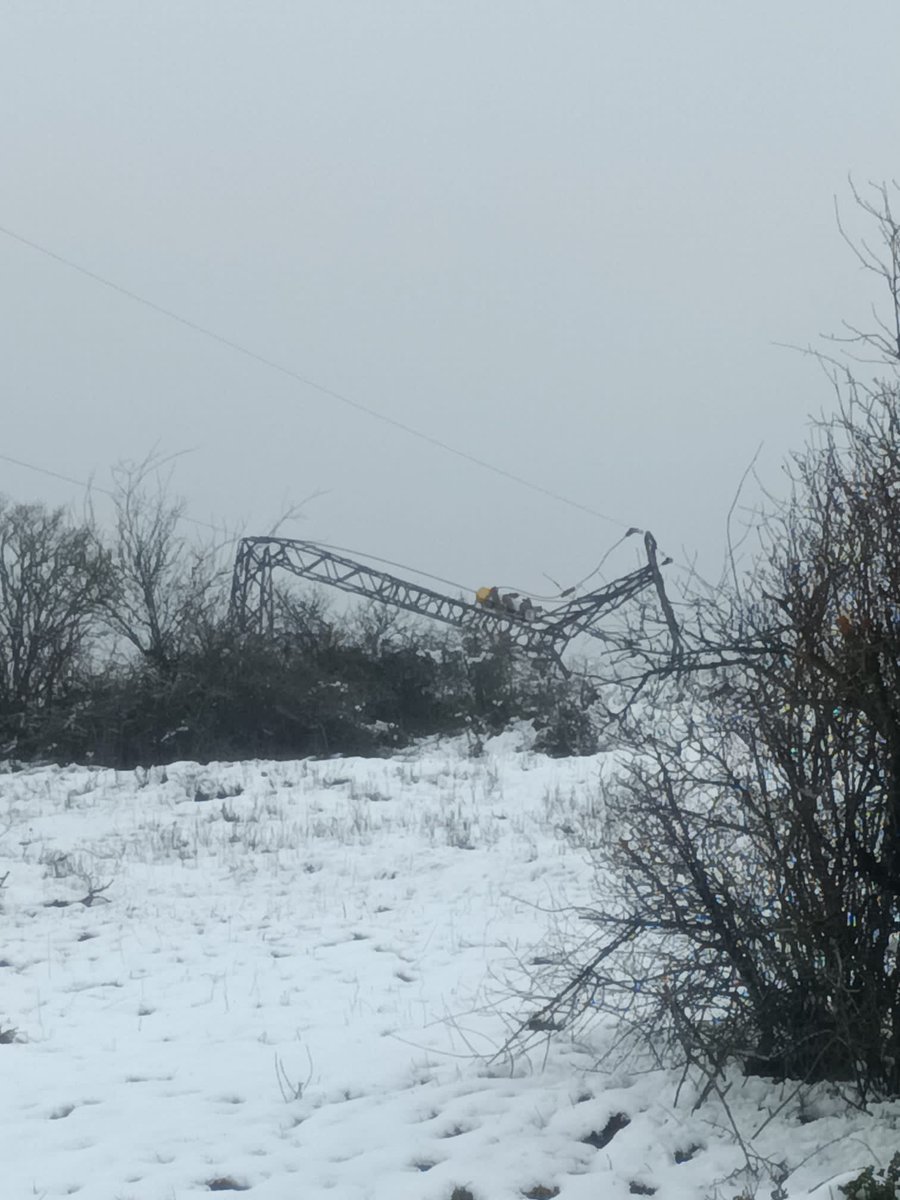 AcoaAke's tweet photo. 💡 Sin luz en #Musitu #Arenaza e #Ibisate👉#concejo del Real Valle Laminoria 👈y en los de #Sabando #Róitegui y #Onraita
⚡️ La carretera de Ibisate a Róitegui cortada porque se han caído 2 columnas de alta tensión tras la nevada
#ArraiaMaeztu @MontanAlavesa #kontzejuak #Araba https://t.co/TnV2WZ21r4