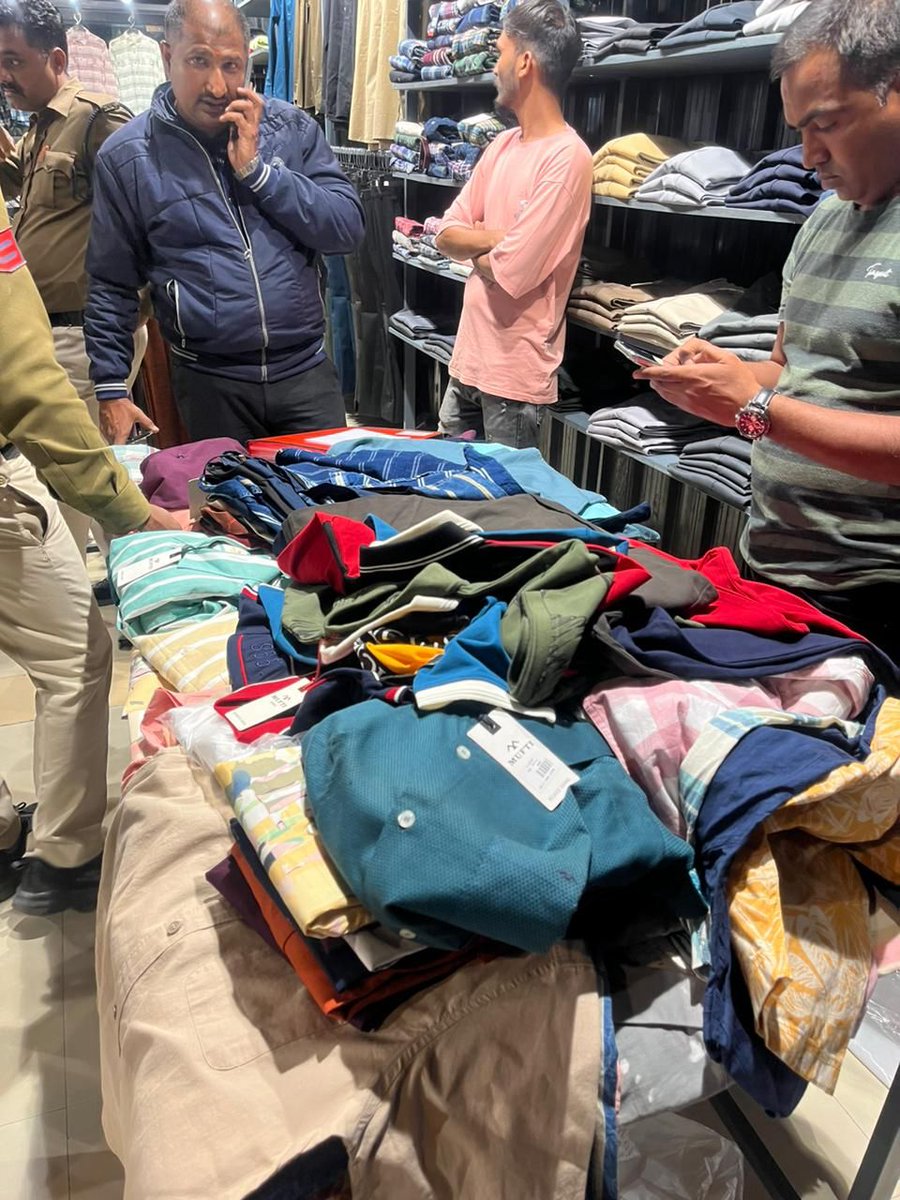 Bharat24MPCG's tweet image. #Indore में लोकल कपड़ों पर ब्रांडेड कंपनी के स्टिकर लगाकर बेचने वाले कपड़े की दुकान संचालक पर पुलिस द्वारा कॉपीराइट एक्ट के तहत कार्रवाई को अंजाम दिया गया है

#MadhyaPradesh #CopyrightAct #Bharat24Digital

@MPPoliceDeptt @Kanhaiyaa