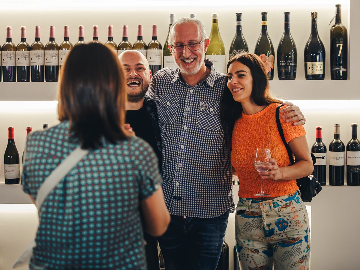 En buena compañía, mejor. ¡Pero el vino siempre es bienvenido! 🍷😄