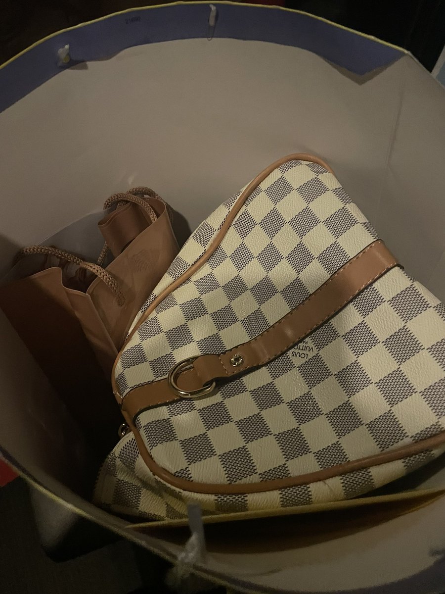_decemburrr's tweet image. a fake Louis bag on my birthday 🥲
