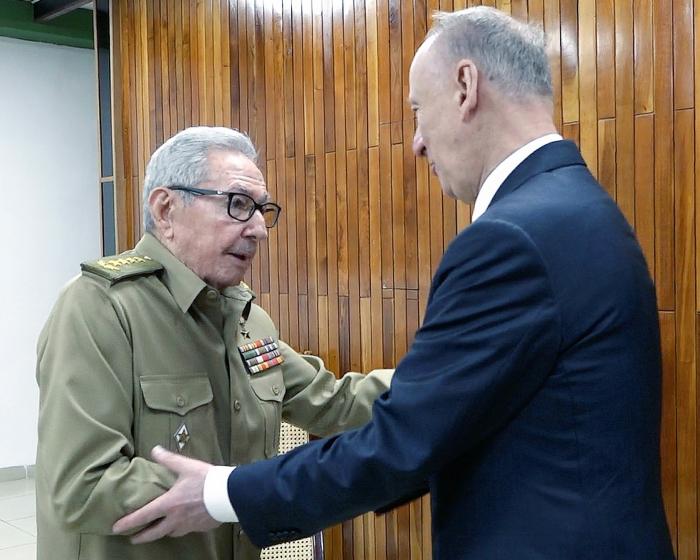 El General de Ejército Raúl Castro Ruz recibió al secretario del Consejo de Seguridad de Rusia, General de Ejército Nikolái P. Patrushev. Lo acompañó el miembro del Buró Político y ministro del Interior, General de División Lázaro Alberto Álvarez Casas y otros jefes. #Cuba