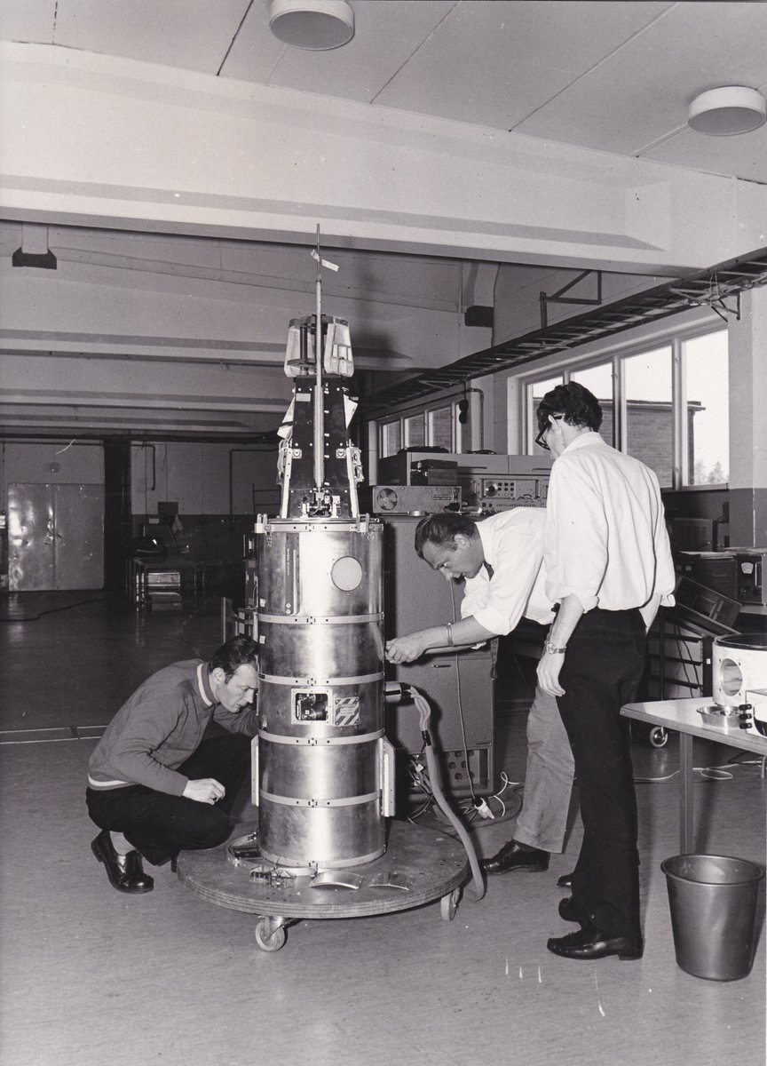 💡 #DidYouKnow: Almost 600 sounding rockets have been launched from Esrange over the years. In this photo from the 70’s, we see staff members preparing the payload of a Skylark rocket. Still today, sounding rocket missions are a big part of SSC operations.