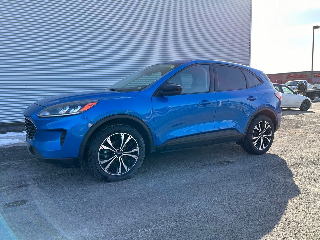 PauletteAuto's tweet image. Genuinely qualifying as fun-to-drive, this version of the Escape delivers agile handling along with an impressively supple and composed ride. What's more, the cabin is quiet and feels substantial. 

More photos and information:
buff.ly/3SWCJiW