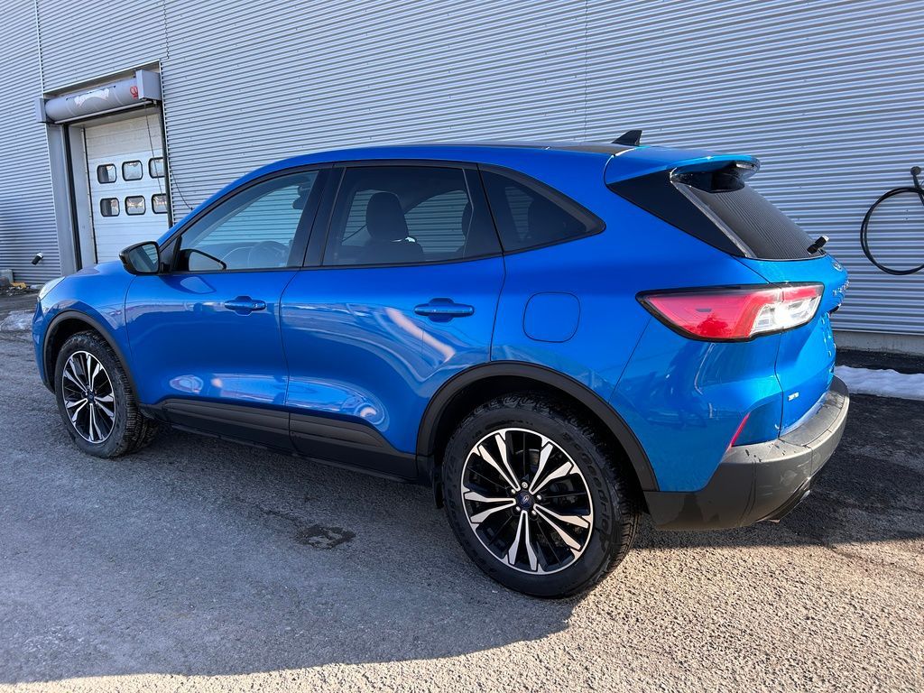 PauletteAuto's tweet image. Genuinely qualifying as fun-to-drive, this version of the Escape delivers agile handling along with an impressively supple and composed ride. What's more, the cabin is quiet and feels substantial. 

More photos and information:
buff.ly/3SWCJiW