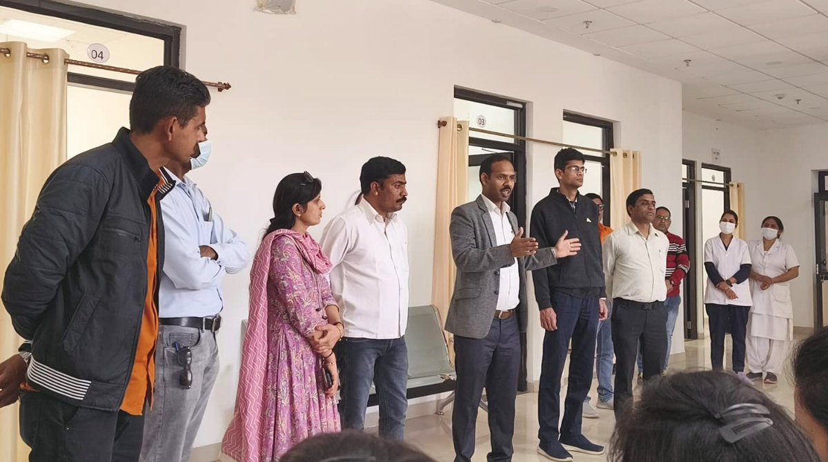 projsratlam's tweet photo. मध्यप्रदेश जन अभियान परिषद द्वारा संचालित मुख्यमंत्री नेतृत्व विकास पाठ्यक्रम एमएसडब्ल्यू तथा बीएसडब्ल्यू के विद्यार्थियों ने डॉ. लक्ष्मीनारायण पांडे रतलाम मेडिकल कॉलेज में संचालित नशा मुक्ति केंद्र का अध्ययन के उद्देश्य से भ्रमण किया।
-
#healthcare
#JansamparkMP 
#prortm https://t.co/ChcEoHOTWG