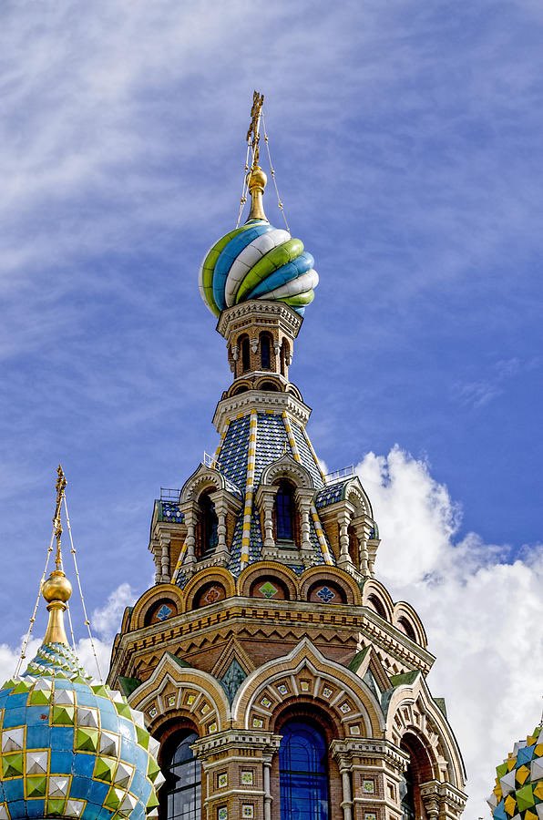 IconicSettings's tweet photo. @archi_tradition The details of her domes and roofs are incredible. She and St Basil’s in Moscow embody the whimsy of Russian architecture. https://t.co/595hrkkcM6
