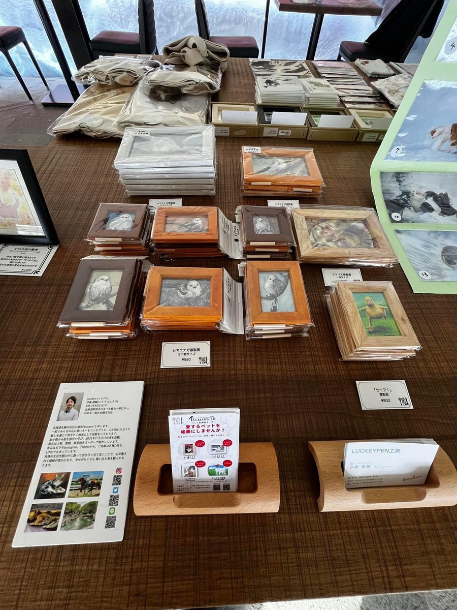 0921_kenken's tweet photo. 明日から茶廊法邑さんにて「猫ネコ展」が始まります🐈
本日搬入を完了しました！
絵画作家11名、写真作家11名の猫たちの作品が並びます✨

私は原画3点（新作2点）、複製画とポストカードの販売をさせて頂きます✨

たくさんの方にご覧いただけたら嬉しいです😌

#茶廊法邑 #猫ネコ展 #札幌 https://t.co/C67AjQs4Yu