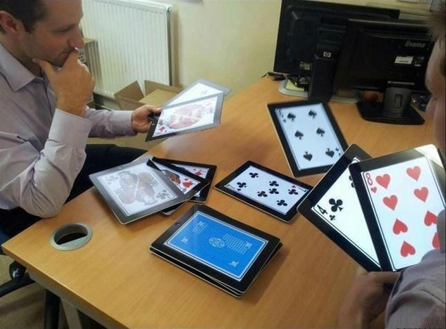 QUGameClub1's tweet photo. Playing Pokemon Trading Card Game Pocket be like https://t.co/WHNae9wrIx