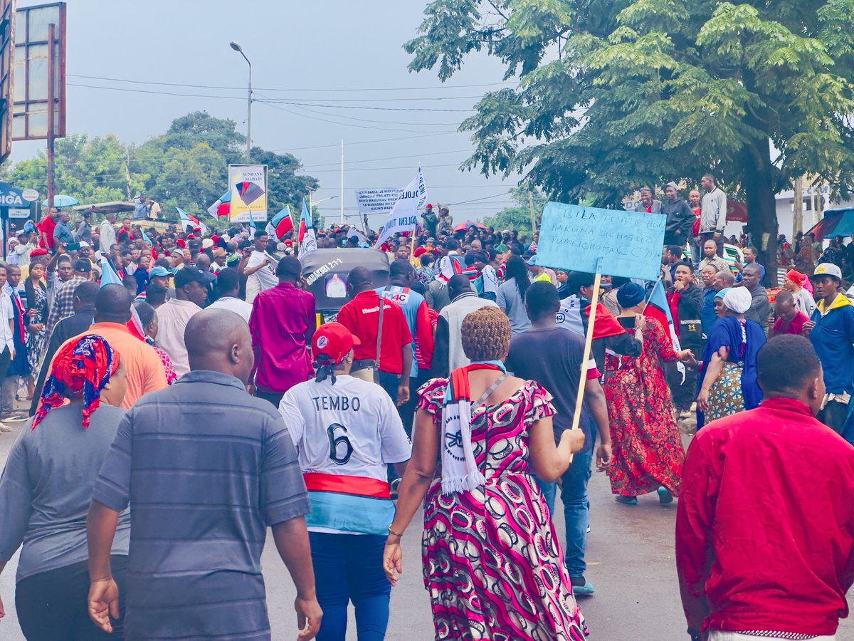 Soko la Samunge, Arusha. Mvua kubwa imepiga lakini mkasema ‘hapana’ tutaandamana tu. Mmetupa heshima kubwa sana Arusha. #vuguvugulakudaihaki #peoplespower