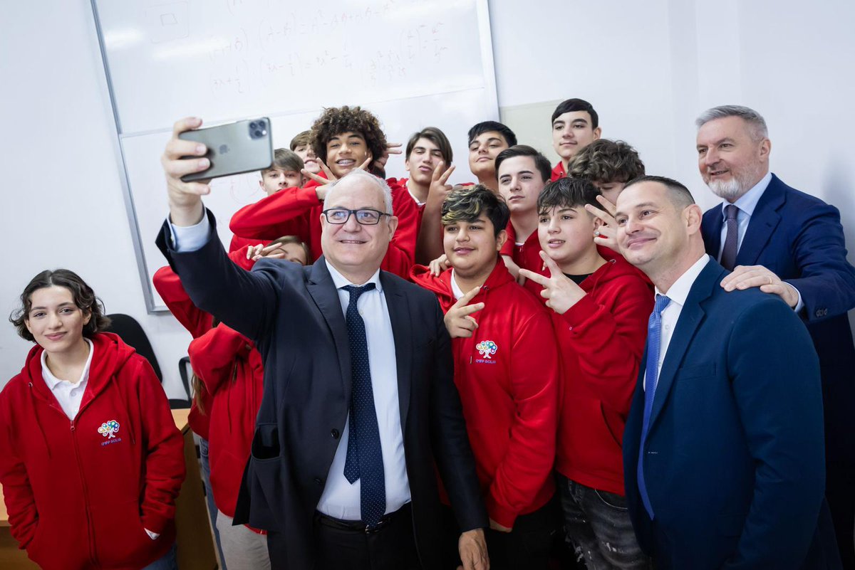 #Formazione #CittaMetroRoma, il Sindaco <a href="/gualtierieurope/">Roberto Gualtieri</a> eil Presidente Copasir <a href="/guerini_lorenzo/">Lorenzo Guerini</a>, assieme al Consigliere #scuole <a href="/DanieleParrucci/">Daniele Parrucci</a>, visitano i laboratori del Centro di Formazione di Acilia, realizzati in base all’accordo con <a href="/Leonardo_IT/">Leonardo</a> 
bit.ly/3woAc9B