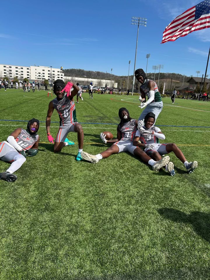 My Boy found his love in #Pickcity🏈 #TEAMSWAG #Bootboyz🧡💚 They wanna Pic we SNAP IT UP!!! @jkleesportz @_isthtchasew @CoachCDClark