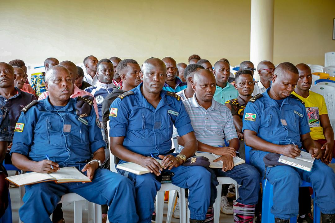 #Burundi,tenue d'une réunion de sécurité par SE le 1er Ministre,Lt-Gén Pol #Ndirakobuca_Gervais à l'intention des responsables administratifs,sécuritaires 
et la population réunis au sein des comités mixtes de sécurité de @BujumburaProv,@BubanzaProvince et <a href="/CibitokeProv/">Province Cibitoke</a> à Gihanga