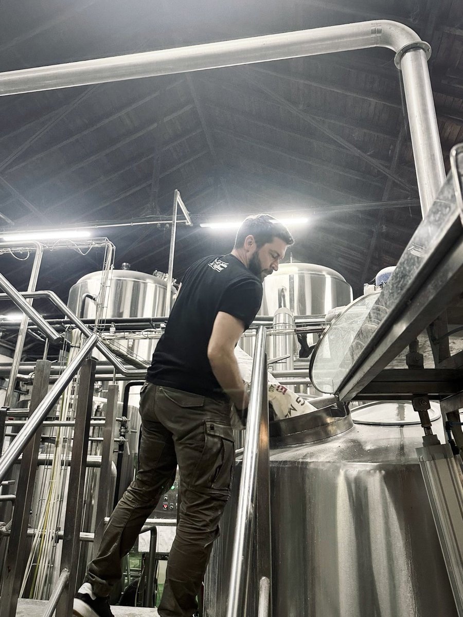 Džon nam se vratio sa putovanja! 🏭

Nakon zagrljaja, opaska - kako to da u kući nema njegovog piva?! 🫣

Naš pivar Fića je pomogao najjače što može, da preko reda upadne u brewhouse. 💪

Kuva se Sir John Benedict, Hoppy Pilsner, stvoren za našeg Džona i za sve prijatelje Dogme🔥