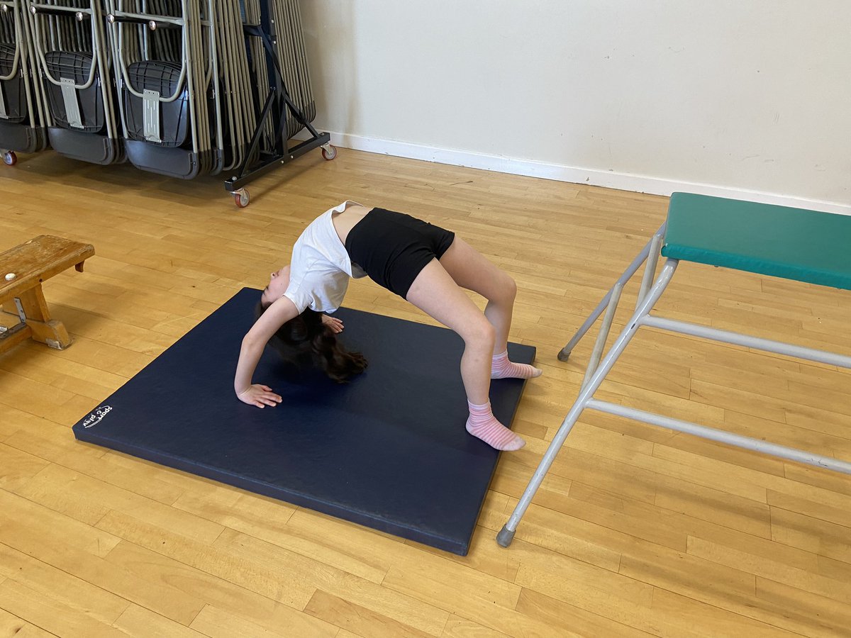 Dosbarth Yr Wyddfa are exploring gymnastic sequences using travel, shape and balance <a href="/MaesYMynydd/">Ysgol Maes Y Mynydd</a>