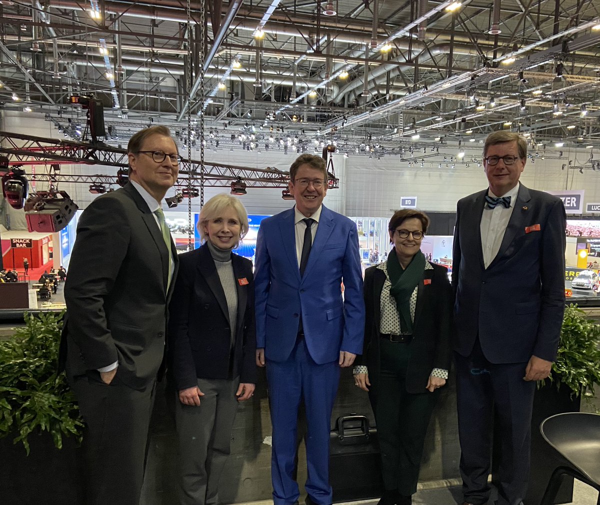 Zusammentreffen mit 🇨🇭 Bundesrat #Albert Rösti @UVEK bei der Eröffnungsfeier der Geneva International Motor Show 'Auto.Future.Now' und Einblicke in die Zukunft der Automobilindustrie. Freute mich, meine Kollegin Désirée Schweitzer @AustriaUNGeneva zu treffen! @AustriaInCH