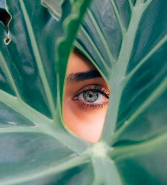 CentralOcular's tweet photo. El ojo hipermétrope se caracteriza por ser más plano, lo que deriva en cierta dificultad para enfocar los objetos más cercanos. Descubre cómo tratarlo en el enlace #ojos #vista #hipermetropia #ojohipermetrope #revision #cuidate #centralocular https://t.co/dwl8lXoSaK https://t.co/MxzyUMTrJA