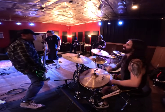 INFECTIOUS GROOVES Record First New Song With Ex-SLIPKNOT Drummer JAY WEINBERG blabbermouth.net/news/infectiou…