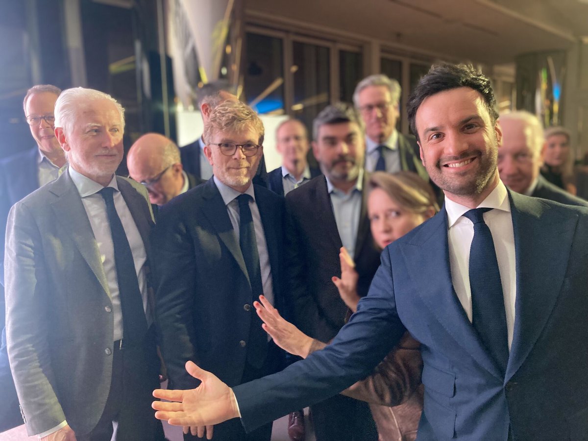 <a href="/maisonrosa32/">Maison Rosa 32</a> partenaire officiel du Grand Diner 2024 à l'occasion du soixantenaire du salon de l'agriculture. C'est un honneur de présenter nos vins en présence de monsieur le ministre de l'agriculture <a href="/MFesneau/">Marc Fesneau</a> et madame la ministre déléguée <a href="/AgnesRunacher/">Agnès Pannier-Runacher 🇫🇷🇪🇺</a> .