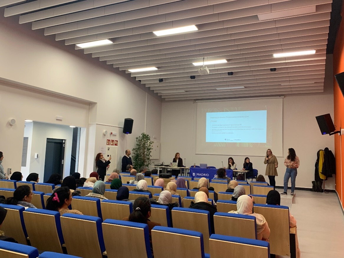 Las mujeres del Sector VI de la Cañada Real han protagonizado un encuentro en el CSS María Chávarri debatiendo sobre el acceso a los servicios sociales y han participado en un taller sobre violencia contra la mujer desde una perspectiva de género.

ℹ👉 informate.madrid.es/0qpkp2