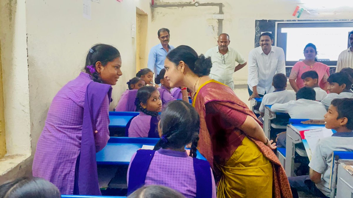 ulaladivya's tweet photo. ప్రభుత్వ పాఠశాలల్లో మనబడి నాడు-నేడు అభివృద్ధి పనులను పరిశీలనకు ఈరోజు ఇచ్చాపురం నియోజకవర్గానికి విచ్చేసిన #APEWIDC చైర్మన్ @ImYanamala నాగార్జున యాదవ్ గారిని మర్యాదపూర్వకంగా కలవడం జరిగింది... https://t.co/eavR3nMgS7