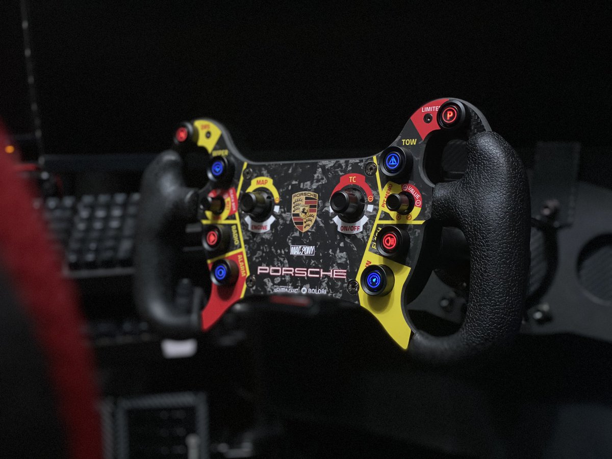 El otro día recibí un diseño de <a href="/MadponyStickers/">MADPONY</a> para el aro GTS de Simagic, y después de ver el resultado, me vi en la obligación de entrar a su web para comprar otro diseño para el GT4.

Y aquí el resultado 👇🏼😜