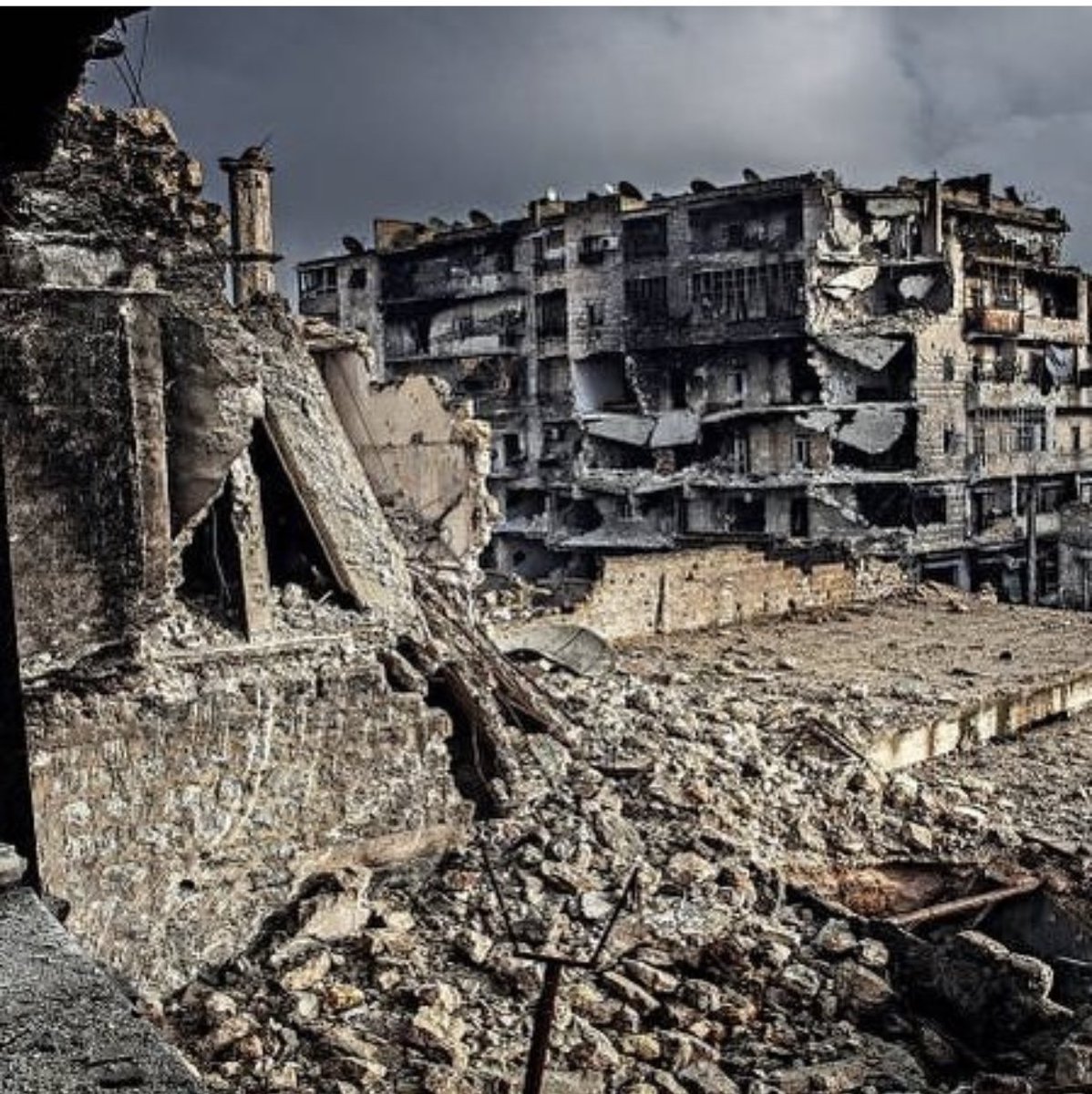 #حلب التي لم يبكي عليها أحد
في عام 2016 أُحرقت المدينة في هولوكوست شاركت فيه عديد الدول 
اليوم تجد من الإعلاميين ممن يتغنون بأسماء شخصيات سافلة ناصرت ووقفت بقوة مع من أحرقوا #حلب وجعلوها كما تراها يا صديقي 
ياصديقي كل من ينسى ماحصل في الشام أو يجامل على حسابها !
فهو ملعونٌ كذّاب