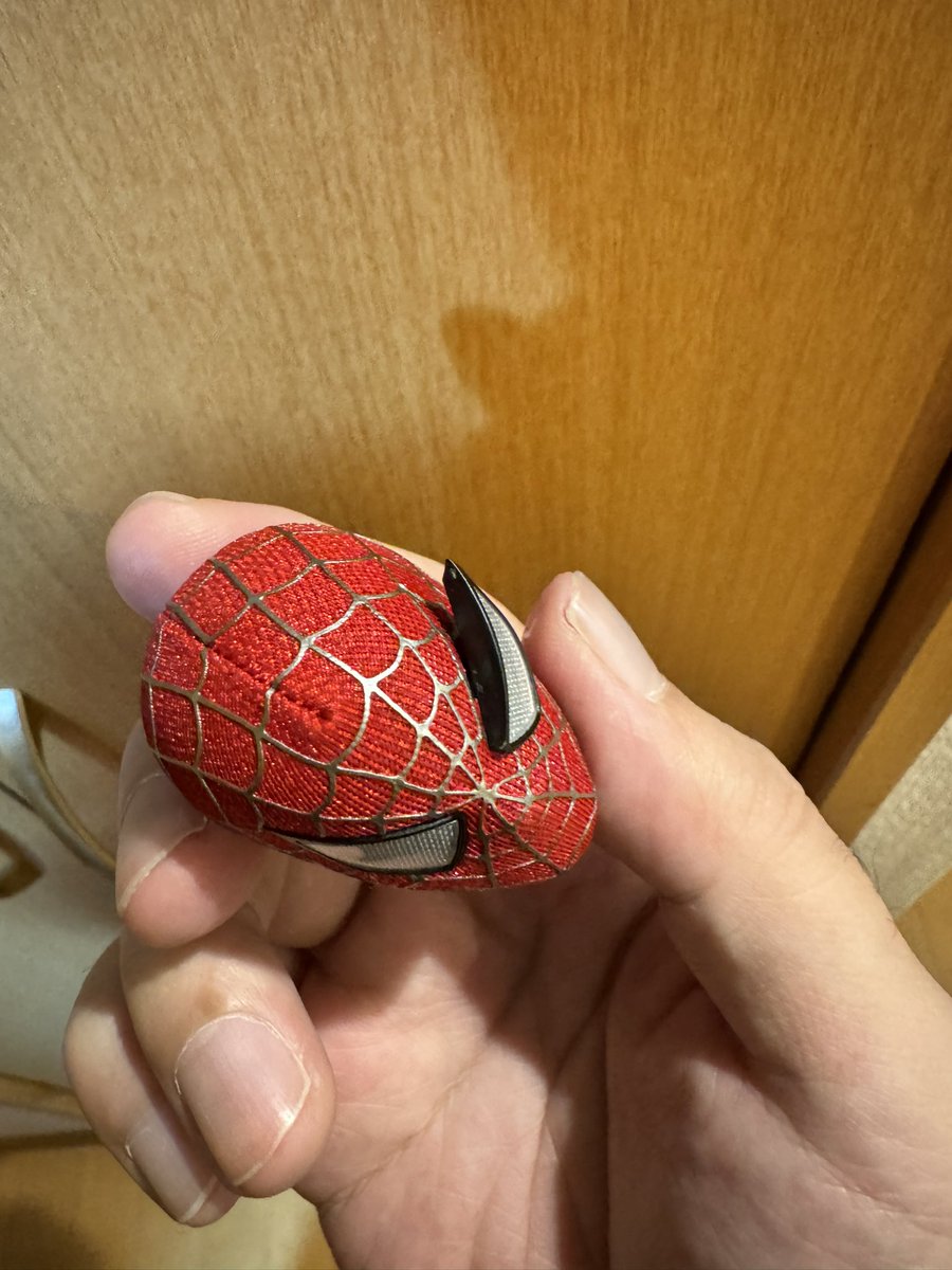 禁断のhottoysのスパイダーマン分解。
最悪トビー頭部あるからいいやと。
首からテープ剥がしてめくって、首パーツと分離。裏の目の位置にハンダされているので削り取りレンズバラせました。これでレンズと、ウェブパターンを微調整出来る！激ムズなので自己責任で！
#hottoys