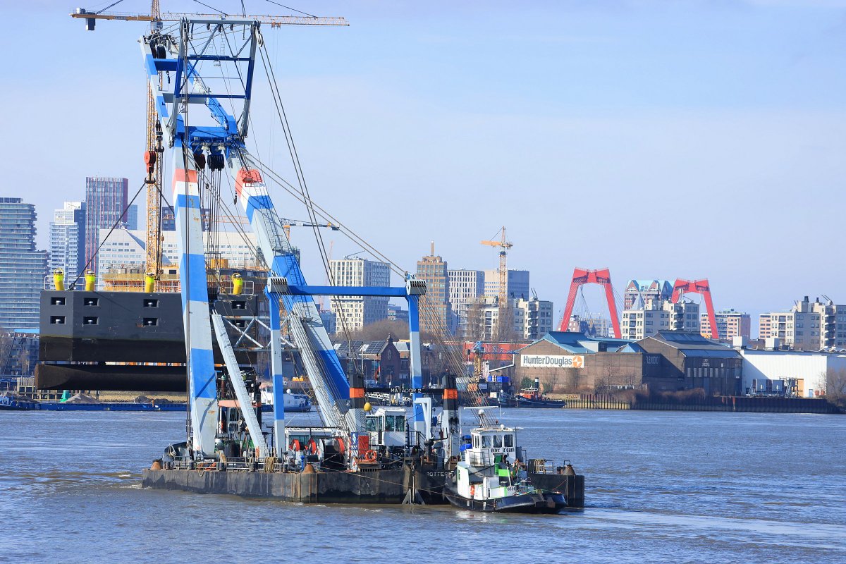 Beverwaard_Nu's tweet photo. Er valt op maritiemgebied altijd wel wat te beleven in #Rotterdam. De Matador 2, een drijvende hijskraan, vervoerde een dukdalf gelegen bij de Van Brienenoordbrug over de nieuwe Maas richting het centrum van de stad. @PortOfRotterdam https://t.co/WjulZU6i4f
