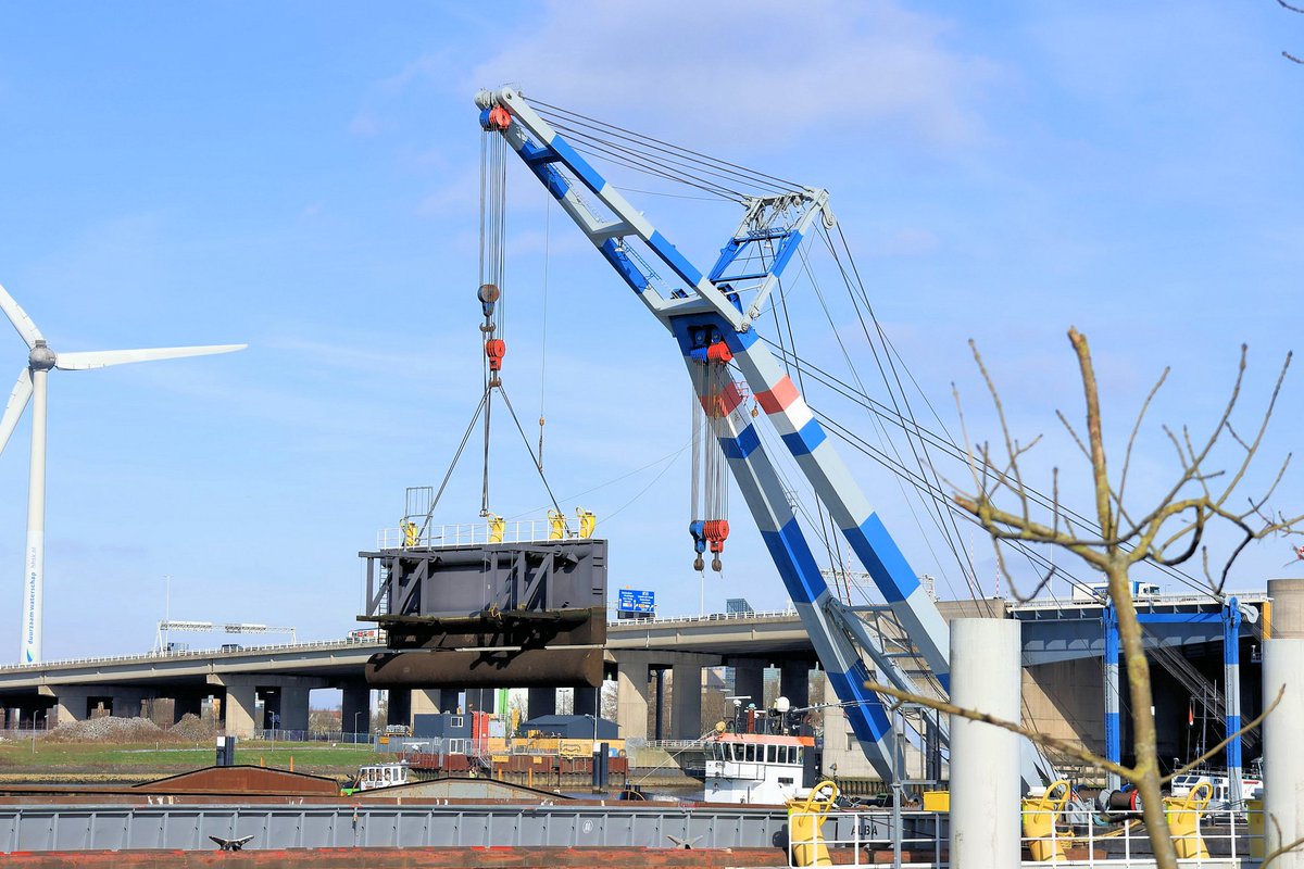 Beverwaard_Nu's tweet photo. Er valt op maritiemgebied altijd wel wat te beleven in #Rotterdam. De Matador 2, een drijvende hijskraan, vervoerde een dukdalf gelegen bij de Van Brienenoordbrug over de nieuwe Maas richting het centrum van de stad. @PortOfRotterdam https://t.co/WjulZU6i4f