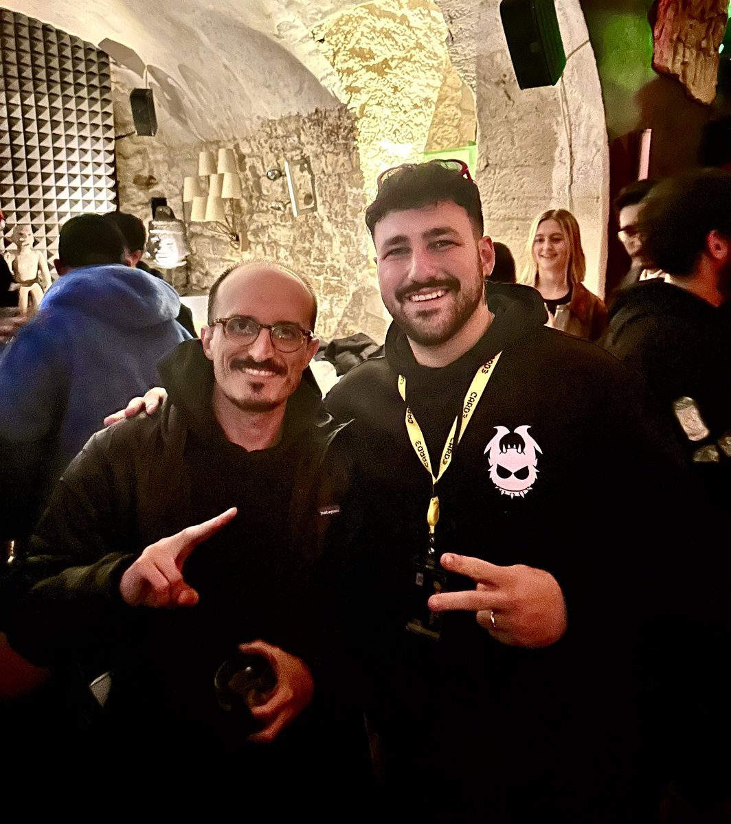 GM I want to share one of the most exciting moments of NFT Paris, At the event organized by <a href="/BoredApeYC/">Bored Ape Yacht Club 🍌</a> <a href="/FrenchApeYC/">French Apes 🍌 🇫🇷</a> and <a href="/mutant_cartel/">Mutant Cartel World</a>

I had the honor of finally getting to know a person I admire with all my heart <a href="/CryptoGarga/">Garga.eth (Greg Solano)</a> 🍌

Our conversation: 👇

Greg: ( indicate the koda