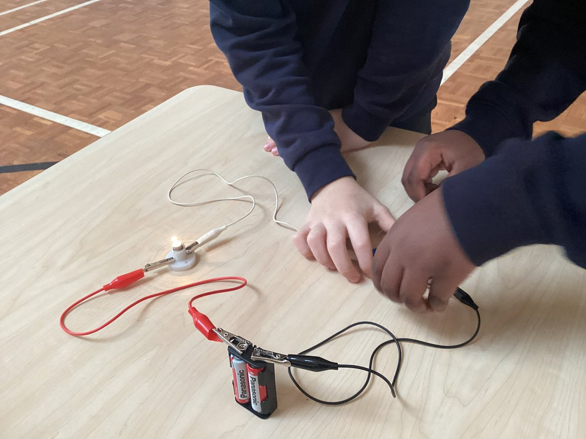 HandfordHallPS's tweet image. Year 4 FAB science electricity workshop with #fabscience  we learnt about circuits, conductors, insulators, switches and how electricity flows. Excellent curiosity 4W. Future scientists 👏
