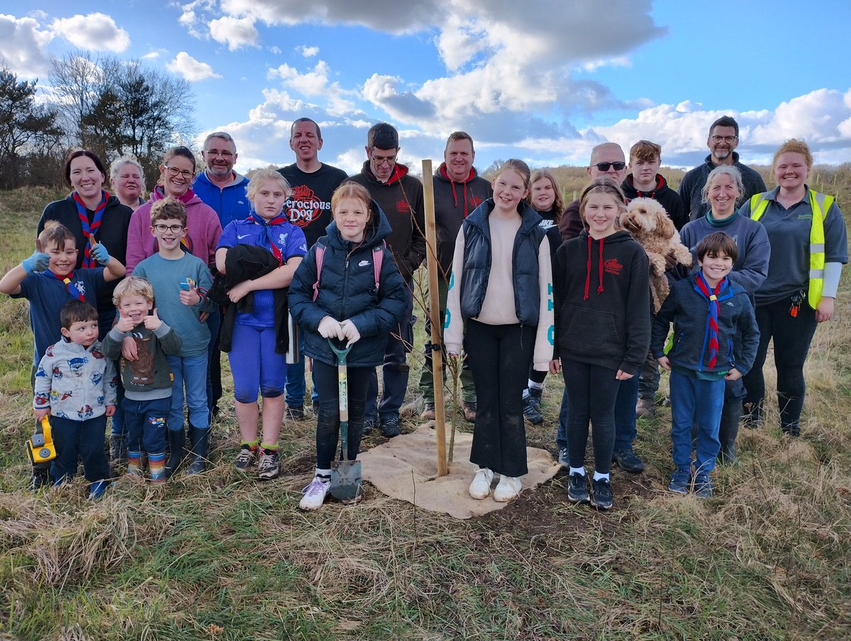 And the 🌞 came out! Perfect day for planting with residents of Warsop Vale. 350 mixed native trees planted as part of #treesforclimate @VibrantWarsop @CommForests @DefraGovUK