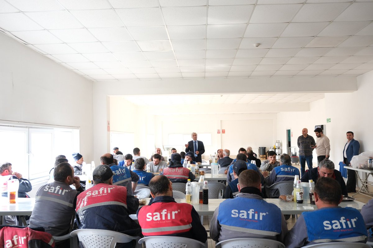 huseyinnfiliz's tweet photo. Bizim en güzel elbisemiz emeğimizdir. 

İşçi ve işveren kardeşlerimizi ziyaret ederek öneri ve taleplerini dinledik. Emeği el üstünde tutacak ve üreticiyi destekleyecek temel unsurları yönetim anlayışımızın düsturu yapacağız.

📍Safir Tuz Fabrikası https://t.co/18ZMmqdnaQ