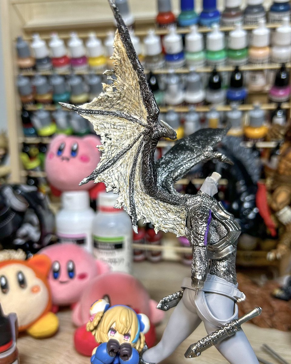 昨日から翼膜塗っていて、やっと1面塗れた…が！これの翼膜は赤黒いんだわ、間違えた🤣マジックリンで落とそう🙄