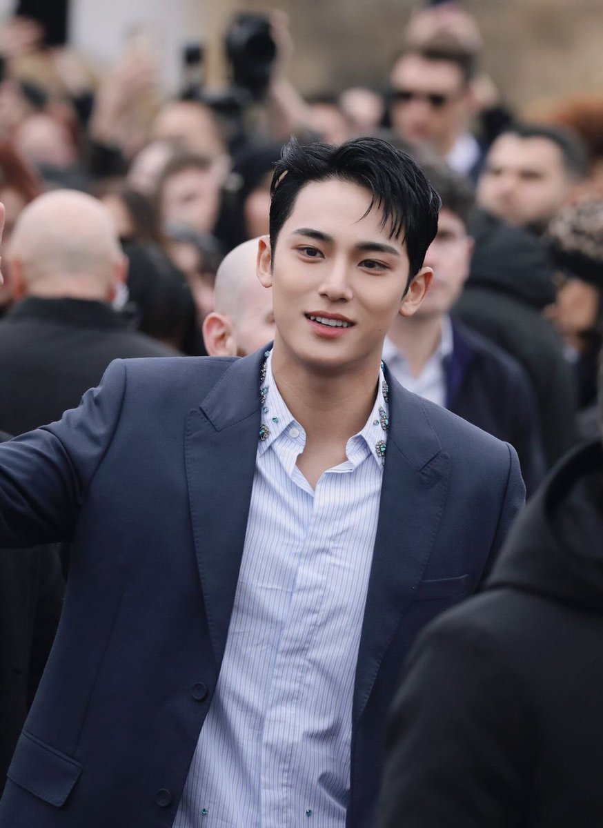 ShareY0urStyle's tweet image. Mingyu at the Christian Dior Show. #FWP #Dior