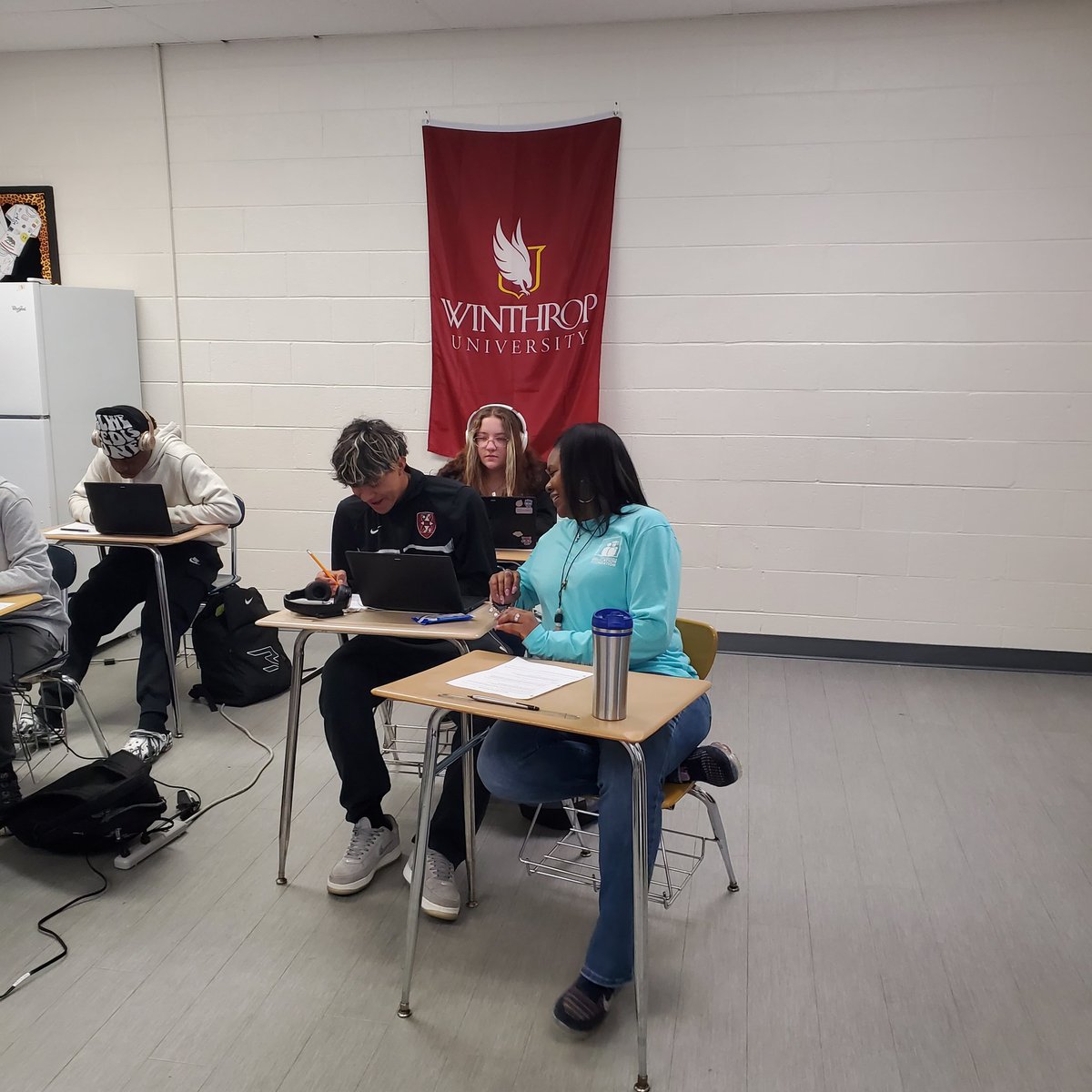 WellYeah_ITeach's tweet photo. We service a very high Spanish-speaking population @RockHillHigh1 I speak very little Spanish but I make it do what it do. I ❤️ this kid!!!  #OpportunityCost #GoogleTranslate #FinancialFitness https://t.co/Acbx84Rlpa