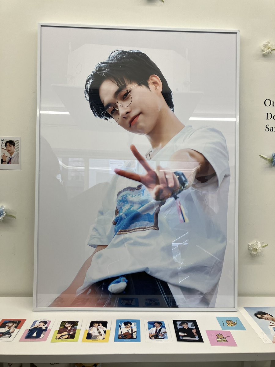 daramjine's tweet photo. #겨울과_봄_사이_우리의_계절
#Our_beloved_Seasons
#Beginning_of_Spring
3. 온유어사이드
꽃집 !! 제 앞에서 딱 번호표 마감이라서 너뮤 아쉬웠던..ㅜ 자율입장 시간에 가서 구경했는데 들어가자마자 좋아하는 사진 한가득이라 너뮤 눈호강했어요.. 스탬프 다 모아서 연력 포스터도 받았어요 ! https://t.co/cW9DIA6kmA